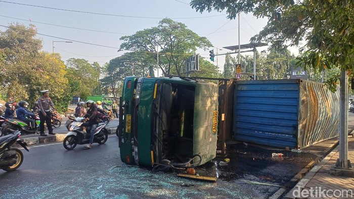 Truk trailer muat sawit terguling di Gunungsari Surabaya