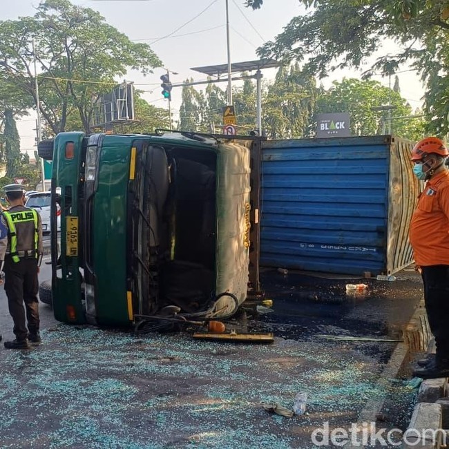 Jalan Gunungsari Sempat Tersendat Imbas Truk Trailer Terguling