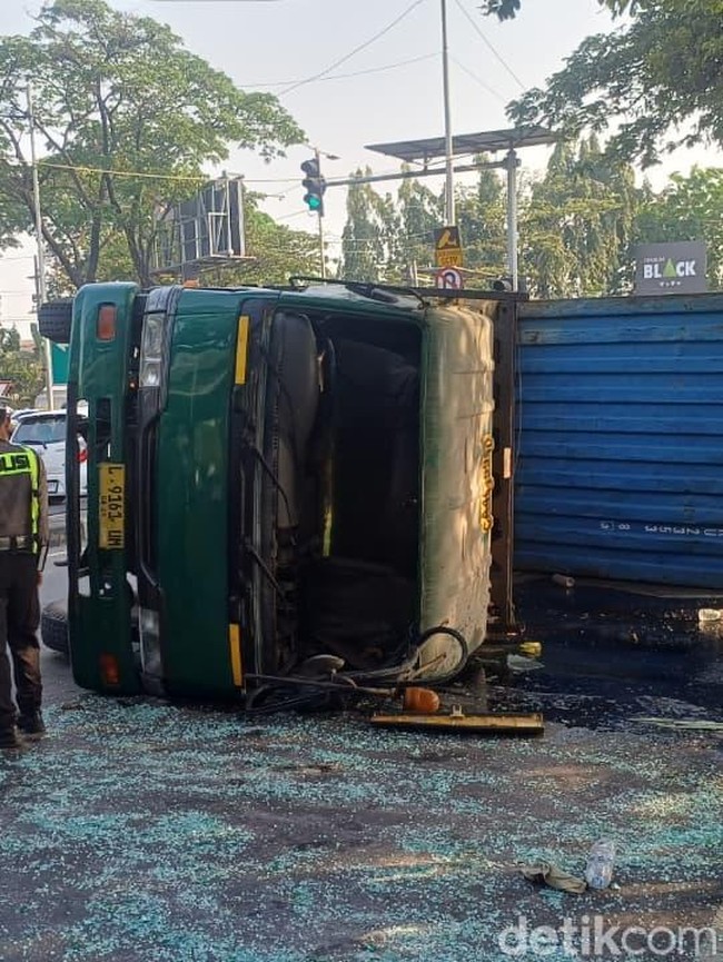 Jalan Gunungsari Sempat Tersendat Imbas Truk Trailer Terguling