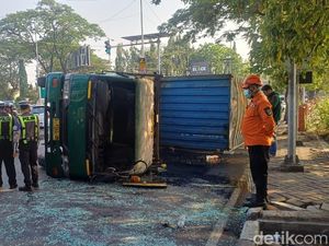 Jalan Gunungsari Sempat Tersendat Imbas Truk Trailer Terguling