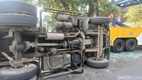 Evakuasi berlangsung lama karena truk trailer penuh muatan. Petugas Jasamarga sempat mencoba mengevakuasi truk menggunakan derek, tetapi tidak berhasil. Saat ini, petugas menunggu kedatangan crane agar truk dapat dipindahkan ke pinggir dan arus lalu lintas kembali lancar.