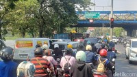 Kanitlantas Polsek Wiyung Ipda Abdullah mengatakan, berdasarkan keterangan sopir, kecelakaan terjadi saat truk keluar dari Tol Gunungsari, tepatnya saat berada di pertigaan lampu merah sebelum berbelok kanan ke Jalan Mastrip