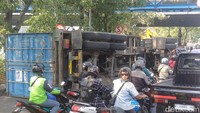 Tidak ada korban jiwa dalam kecelakaan ini. Sementara itu, kondisi sopir mengalami luka ringan.