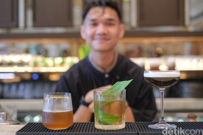 Berkolaborasi bersama The Lounge Intercontinental Jakarta, jawara barista ini hadirkan racikan kopi unik. Mulai dari kopi yang terinspirasi dari Wedang hingga Klepon, ada di sini! Di tangan seorang barsita yang piawai, racikan kopi bisa menjadi sesuatu yang istimewa. Begitupula yang dilakukan oleh Georgius Audrey Teja dalam kolaborasinya bersama InterContinental Jakarta.