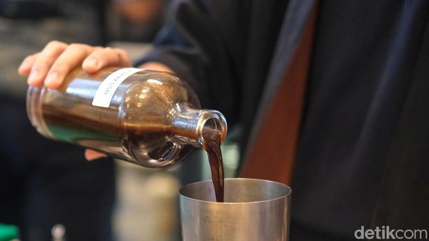 Berkolaborasi bersama The Lounge Intercontinental Jakarta, jawara barista ini hadirkan racikan kopi unik. Mulai dari kopi yang terinspirasi dari Wedang hingga Klepon, ada di sini! Di tangan seorang barsita yang piawai, racikan kopi bisa menjadi sesuatu yang istimewa. Begitupula yang dilakukan oleh Georgius Audrey Teja dalam kolaborasinya bersama InterContinental Jakarta.