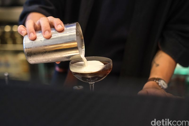 Berkolaborasi bersama The Lounge Intercontinental Jakarta, jawara barista ini hadirkan racikan kopi unik. Mulai dari kopi yang terinspirasi dari Wedang hingga Klepon, ada di sini! Di tangan seorang barsita yang piawai, racikan kopi bisa menjadi sesuatu yang istimewa. Begitupula yang dilakukan oleh Georgius Audrey Teja dalam kolaborasinya bersama InterContinental Jakarta.