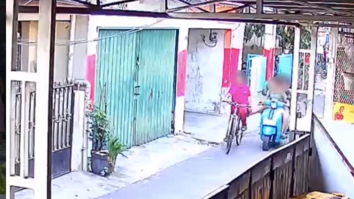 Video bocah sedang mengendarai sepeda lalu tiba-tiba ditendang remaja yang berboncengan sepeda motor viral di medsos. Peristiwa itu terjadi di Kota Tangerang. (dok Istimewa)