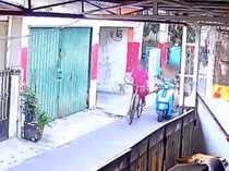 Viral Bocah Bersepeda Jatuh Ditendang Remaja Bonceng 3 di Tangerang
