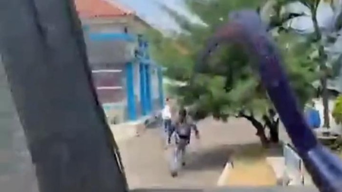 Video tangkap layar aksi pelajar bawa celurit di jalanan Majalengka.