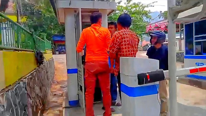 Viral petugas parkir diludahi