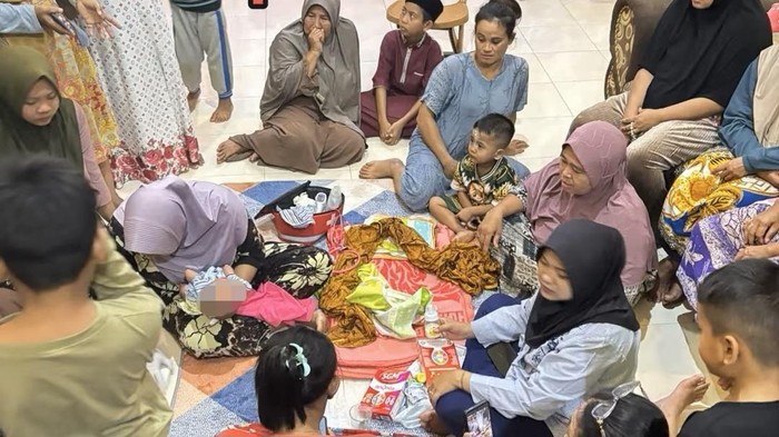 Warga saat merawat bayi laki-laki yang dibuang orang tuanya di Muratara