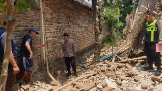 2 Warga di Magetan Tertimpa Tembok saat Bongkar Rumah Kosong, 1 Tewas
