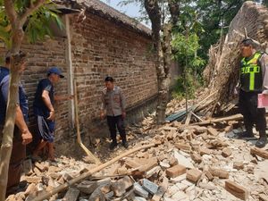 2 Warga di Magetan Tertimpa Tembok saat Bongkar Rumah Kosong, 1 Tewas