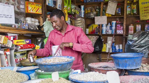 Pedagang pasar menjual biji kopi hijau tanpa biji di pasar Shola di Addis Ababa, Ethiopia