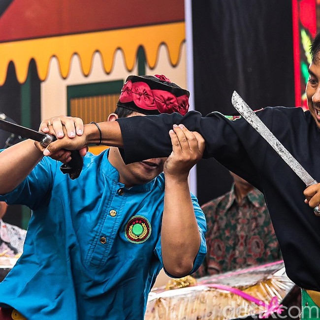 Atraksi Silat Betawi Ramaikan Festival Palang Pintu XVII