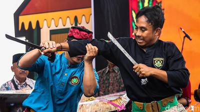 Atraksi Silat Betawi Ramaikan Festival Palang Pintu XVII