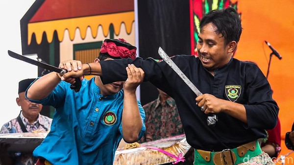 Atraksi Silat Betawi Ramaikan Festival Palang Pintu XVII