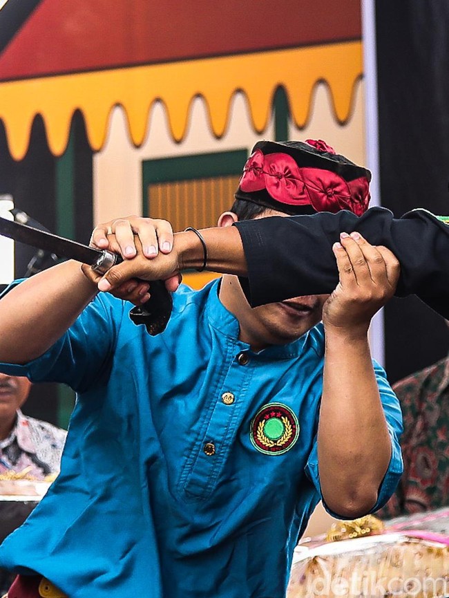 Atraksi Silat Betawi Ramaikan Festival Palang Pintu XVII