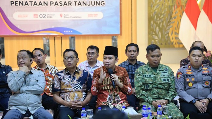 Bupati Jember, Gus Fawait, hadir dalam Rapat Konsolidasi Penataan Pasar Tanjung yang berlangsung di Aula Dinas Pendidikan (Dispendik) Kabupaten Jember.