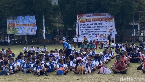 Bupati Klungkung I Made Satria meninjau anak-anak TK yang sedang mengikuti lomba mewarnai di Kecamatan Dawan, Klungkung, Bali, Sabtu (3/10/2026). (Fatih Kudus Jaelani/detikBali)