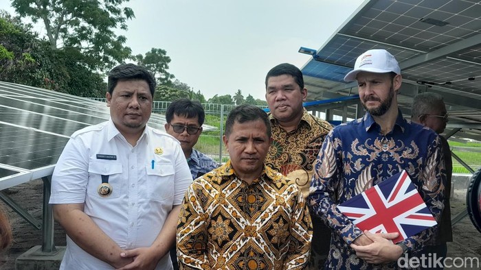 Bupati Samosir Vandiko Timotius Gultom (kiri) saat peresmian PATS di Desa Sibonor Ompu Ratus, Kecamatan Nainggolan (Foto: Nizar Aldi/detikSumut)
