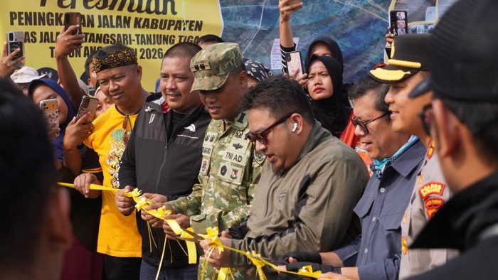 Bupati Subang, Reynaldy Putra Andita Budi Raemi, didampingi Wakil Bupati Subang, Agus Masykur Rosyadi, meresmikan ruas jalan Kabupaten dalam kegiatan Saba Desa Kecamatan Sukasari, pada Jumat (02/10/2026) di Desa Sukamaju, Kecamatan Sukasari.