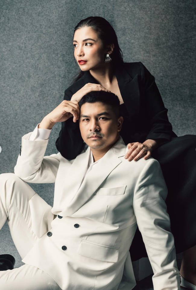 Chelsea tampil dalam balutan busana serba hitam. Sementara Glenn terlihat tampil kontras dengan sang istri. Ia mengenakan busana serba putih. Foto: Instagram/@chelseaoliviaa
