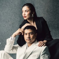 Chelsea tampil dalam balutan busana serba hitam. Sementara Glenn terlihat tampil kontras dengan sang istri. Ia mengenakan busana serba putih. Foto: Instagram/@chelseaoliviaa