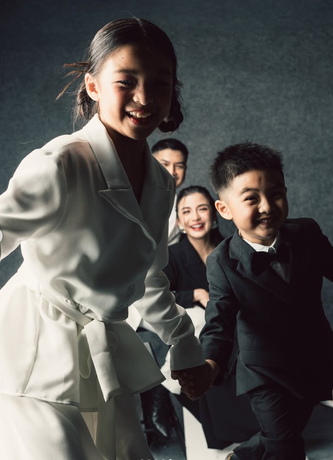 Tak hanya berdua, Glenn dan Chelsea juga mengajak serta kedua anak mereka. Putra dan putri keduanya juga tampil dengan nuansa hitam dan putih. Foto: Instagram/@chelseaoliviaa