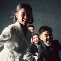 Tak hanya berdua, Glenn dan Chelsea juga mengajak serta kedua anak mereka. Putra dan putri keduanya juga tampil dengan nuansa hitam dan putih. Foto: Instagram/@chelseaoliviaa