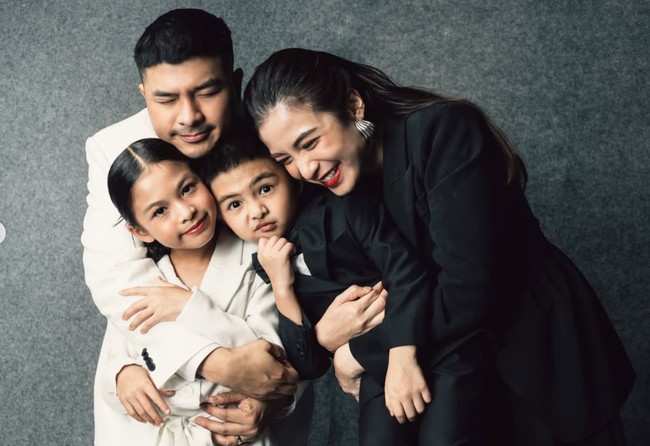 Chelsea Olivia dan Glenn Alinskie diketahui resmi menikah pada 1 Oktober 2015. Keduanya sudah berpacaran selama 8 tahun sebelum akhirnya memutuskan untuk menikah. Dari hasil pernikahannya itu, Glenn dan Chelsea sudah dikaruniai 2 orang anak. Foto: Instagram/@chelseaoliviaa