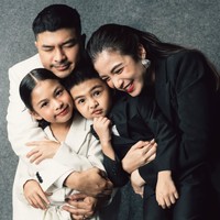 Chelsea Olivia dan Glenn Alinskie diketahui resmi menikah pada 1 Oktober 2015. Keduanya sudah berpacaran selama 8 tahun sebelum akhirnya memutuskan untuk menikah. Dari hasil pernikahannya itu, Glenn dan Chelsea sudah dikaruniai 2 orang anak. Foto: Instagram/@chelseaoliviaa