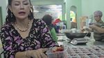 Momen Seru Ci Mehong, Pengusaha Catering yang Hobi Review Makanan
