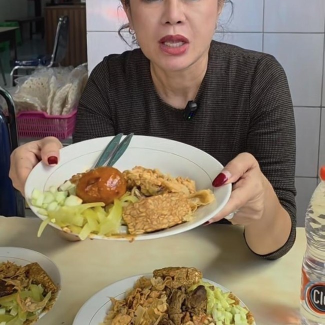 Momen Seru Ci Mehong, Pengusaha Catering yang Hobi Review Makanan