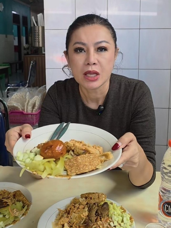 Momen Seru Ci Mehong, Pengusaha Catering yang Hobi Review Makanan