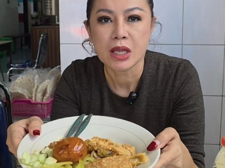 Momen Seru Ci Mehong, Pengusaha Catering yang Hobi Review Makanan