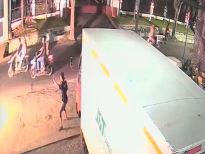 Kepergok, Maling Motor Pasuran Todongkan Senpi-Lempar Peledak ke Warga