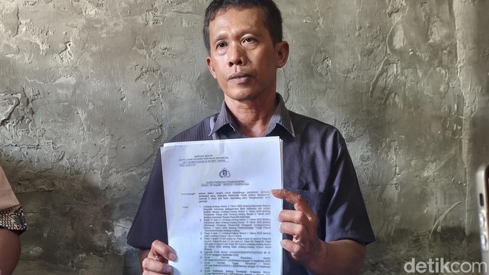 Ayah YD, Edi, saat menunjukkan surat penangkapan anaknya oleh Densus 88 Antiteror di rumahnya di Jebres, Solo, Sabtu (3/10/2026).