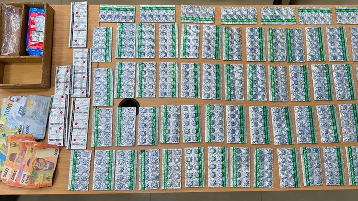 Direktorat Reserse Narkoba Polda Metro Jaya mengungkap dugaan peredaran obat keras daftar G dan obat psikotropika di kios kawasan Pondok Pinang, Kebayoran Lama, Jakarta Selatan (Jaksel). (dok istimewa)