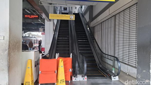 Eskalator di Stasiun Duri tidak beroperasi sementara setelah gangguan yang mengakibatkan sejumlah penumpang luka. (Belia/detikcom)