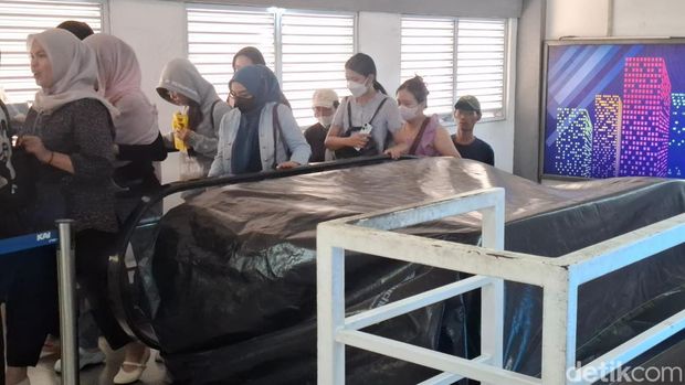 Eskalator gangguan di Stasiun Duri ditutup terpal. (Belia/detikcom)
