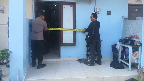 Evakuasi jenazah di rumah kos Jalan Sedap Malam Gang Rampai, Jumat (2/10/2026) (Dok. Polresta Denpasar)