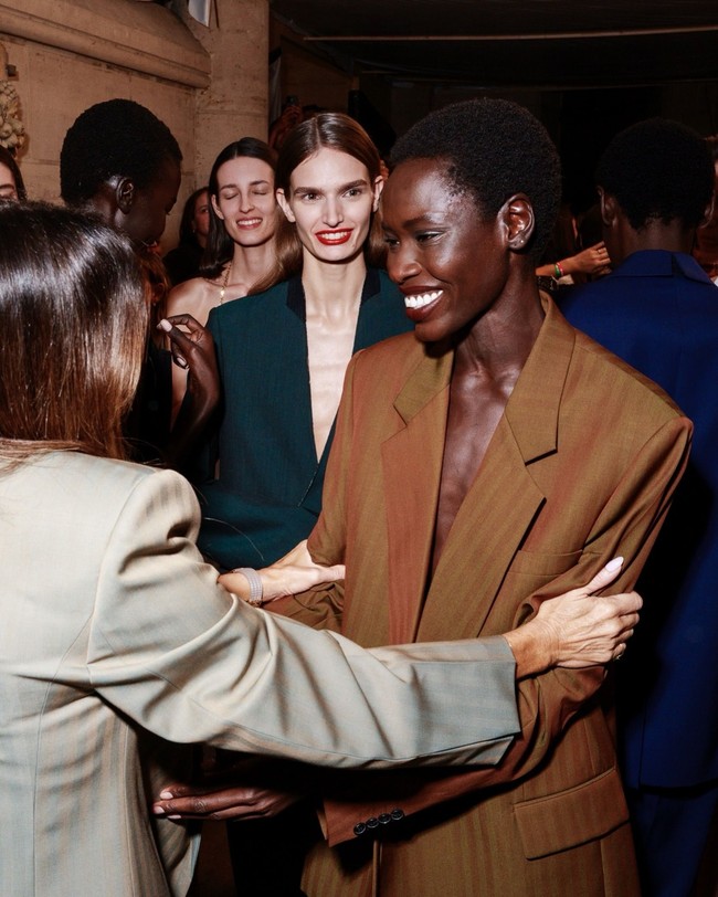“Kepada teman-teman dan keluarga, saya merasa sangat diberkati memiliki kalian semua di sisi saya,” tulis Victoria pada caption foto Instagram. Foto: Instagram/@victoriabeckham