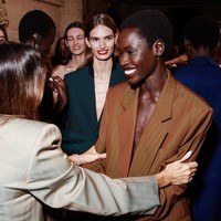 “Kepada teman-teman dan keluarga, saya merasa sangat diberkati memiliki kalian semua di sisi saya,” tulis Victoria pada caption foto Instagram. Foto: Instagram/@victoriabeckham