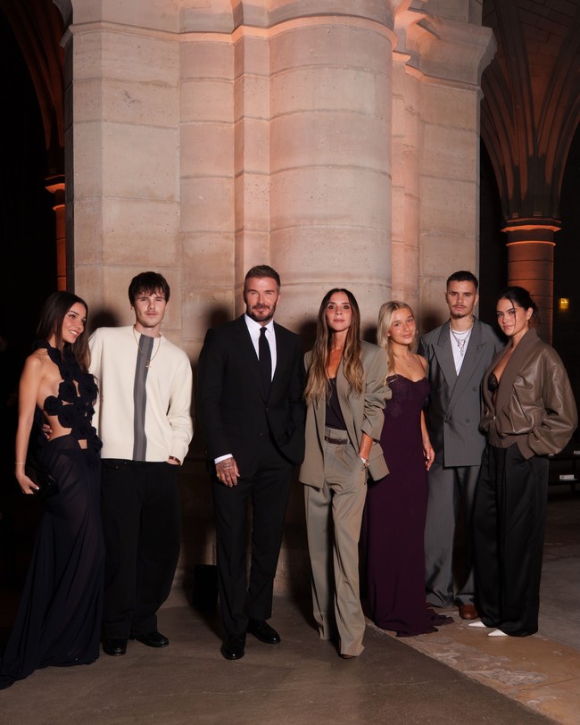 Suami dan ketiga anaknya, Romeo, Cruz dan Harper tampak hadir mendukung presentasinya kali ini. Putra sulungnya, Brooklyn Beckham kembali absen, meskipun juga berada di Paris untuk menghadiri acara lain. Foto: Instagram/@victoriabeckham