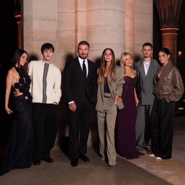 Potret Victoria Beckham Fashion Show di Paris, Didukung Suami dan 3 Anak