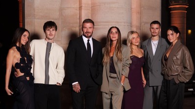 Potret Victoria Beckham Fashion Show di Paris, Didukung Suami dan 3 Anak