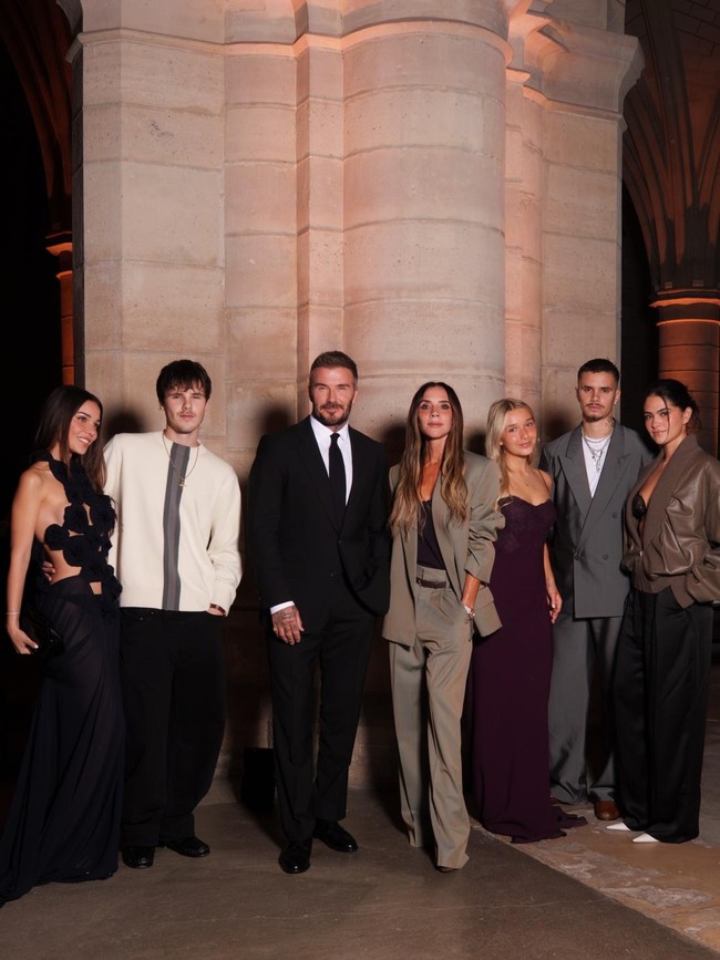 Potret Victoria Beckham Fashion Show di Paris, Didukung Suami dan 3 Anak