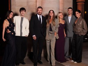 Potret Victoria Beckham Fashion Show di Paris, Didukung Suami dan 3 Anak