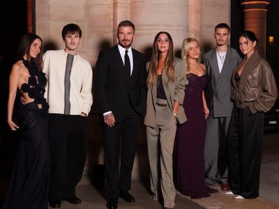 Potret Victoria Beckham Fashion Show di Paris, Didukung Suami dan 3 Anak